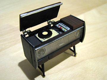 JAPANESE MINI RECORD PLAYER